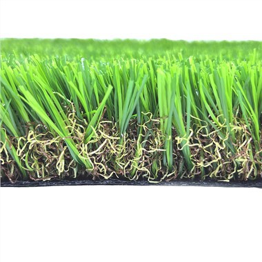 Catifa d'herba artificial a l'aire lliure